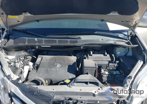 2015 Toyota Sienna Le 8 Passenger z USA, uszkodzony, nr VIN 5TDKK3DC6FS663698